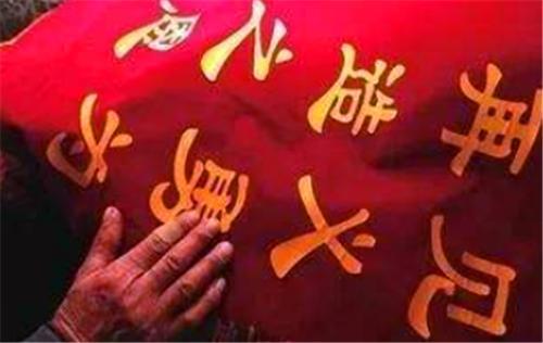 翼装飞行■男子救人后默默离去，少女家人上门报恩，他却将这家人告上法庭