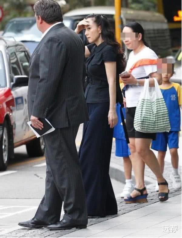 #李连杰#59岁利智给丈夫李连杰庆生！几年间容貌大变！一心服侍丈夫！