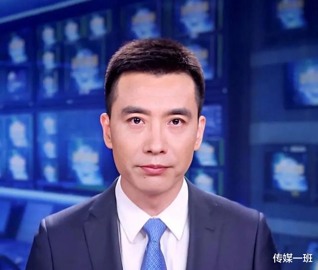 新闻联播|《新闻联播》第4位新主播郑丽，坐刚强旁边，外套绷紧，紧张到晃头手发抖