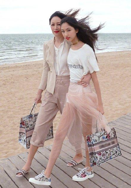 甄子丹|任达华和甄子丹两家女儿坐游艇出海，同为16岁一个苗条一个肉感