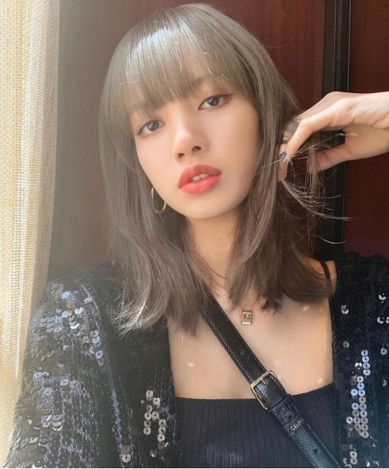 『刘海』Lisa获得“人间芭比”称号，不仅是靠好身材，还有她的“铁刘海”