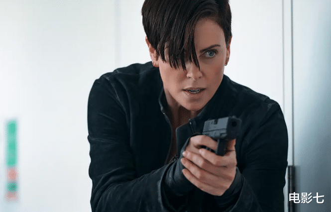 查理兹·塞隆|性感女神R级新片解禁,播出后引观众不满,只因Netflix拍得太保守