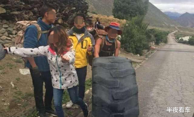 「川藏公路」川藏线上滚轮胎，成功一次能买辆路虎，小伙儿坚持三天就走不下去