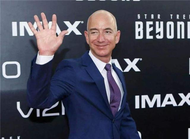 杰夫·贝佐斯@1岁时被生父遗弃，养父把他培养成首富，为报恩他送给养父1000亿