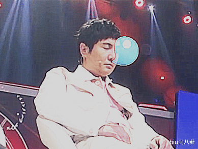 「华晨宇」王牌:关晓彤暂停拍摄补妆,谁知华晨宇在干嘛,真当观众看不到?