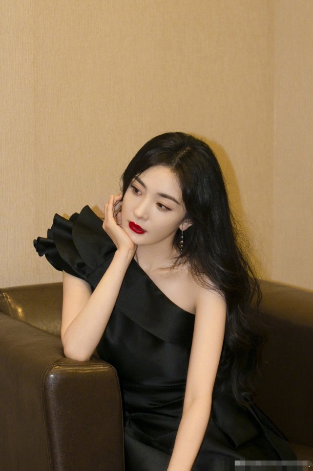 杨幂|杨幂最新造型：单肩连衣裙搭配红唇太撩人，气场太强如同暗夜女王