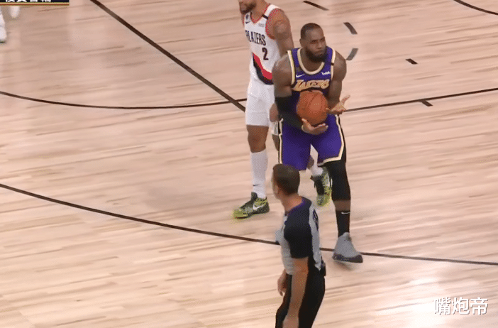 安东尼·戴维斯|詹皇死亡凝视重现！轰16+5遭壮汉抱摔，裁判又针对他，浓眉拖后腿