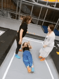 ##搞笑GIF：这孩子有前途，这么小就知道看美女？