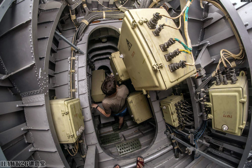 hawk26讲武堂|女摄影师冒险钻进“903工程”地效飞行器 内部设备竟然保存完好