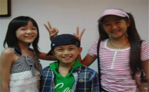 『关晓彤』和关晓彤一起出道四位童星，前三位大红大紫，唯独周星驰看中的她被人遗忘！