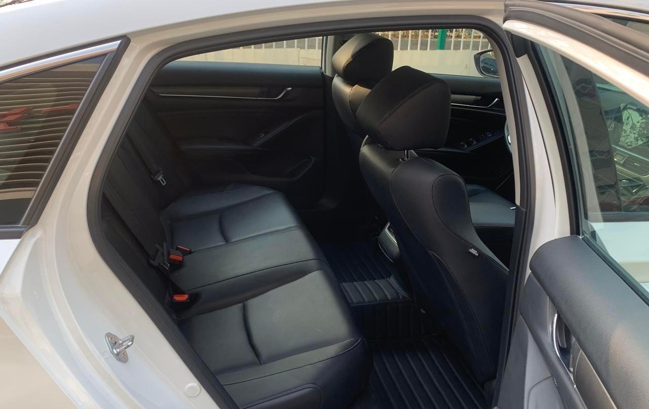 本田雅阁|17万提本田雅阁精英版，开了半年车主表示：美中不足的就是它了！