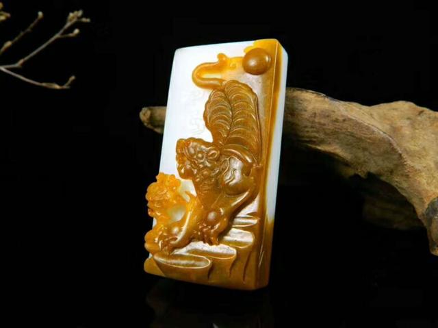 玉雕■因材施艺，巧夺天工的俏色巧雕，到底美在哪里？