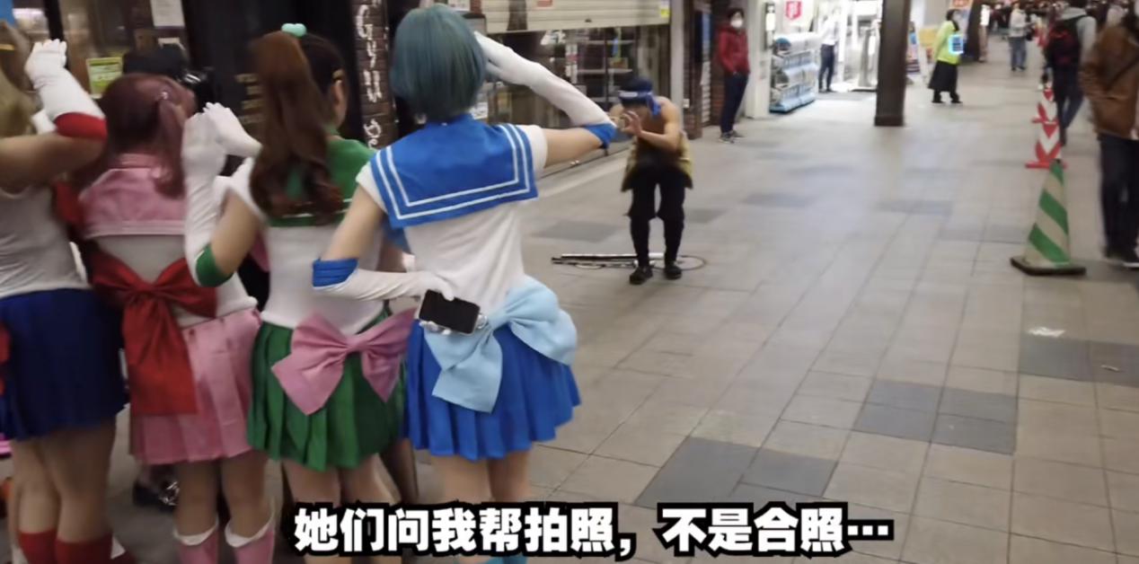 月光光心慌慌|万圣节COS，日本小哥化身伊之助出街，网友：小哥你不怕冷吗