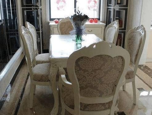 []婚房装修时，老公将电视机挂衣柜上，婆婆看到后直夸自己儿子聪明