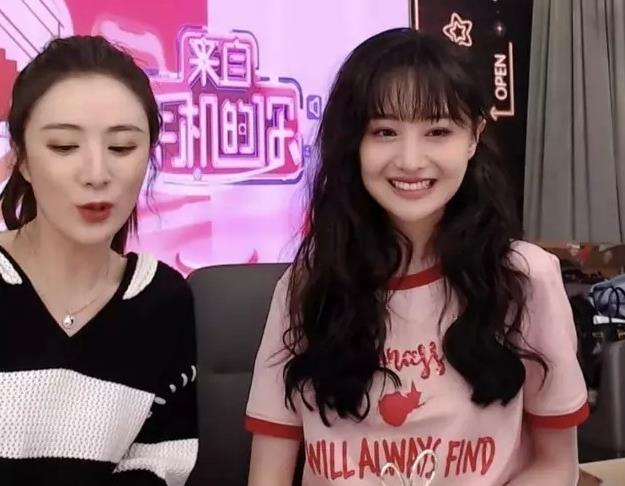 郑爽|郑爽四次直播带货，前三次都是开开心心把货卖，为何这次情绪失控