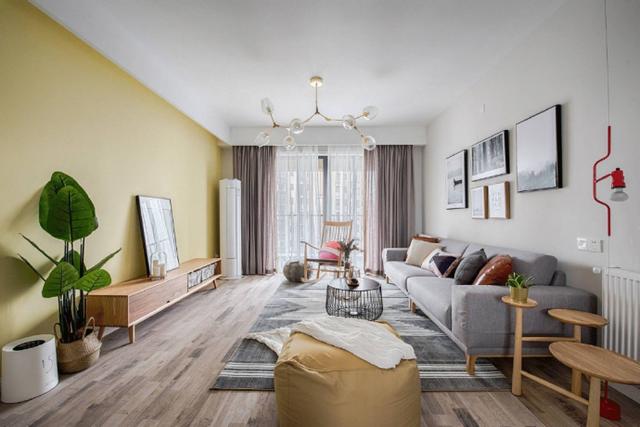 []兴高采烈收房等入住，没想到买到腰线房，房间窗户只剩下半截了！