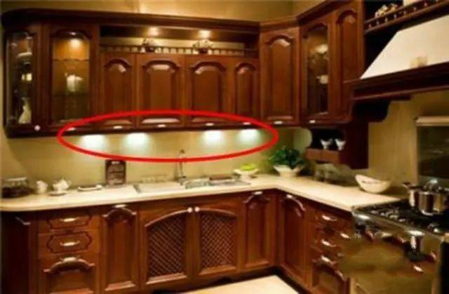 []新房入住抹脖自尽！这15处装的感觉没带脑子！房毁钱光！一团乱麻