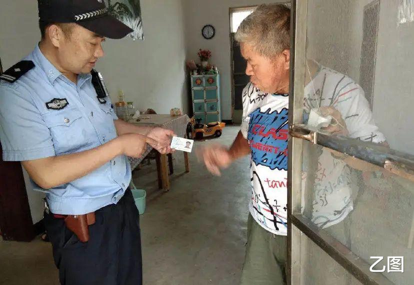 民警■民警制止发疯村民伤人遇袭，已经昏迷13天，同事和家人泣不成声