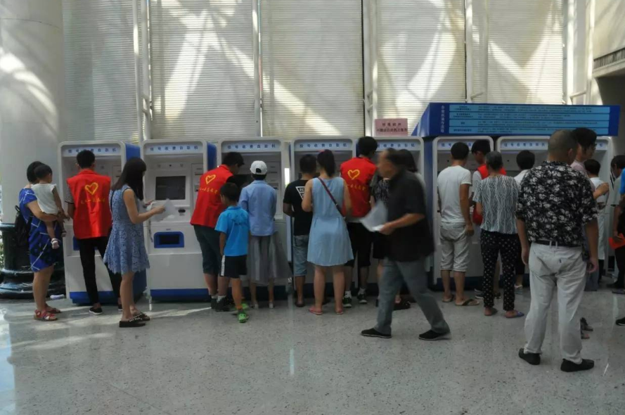 车迷 杭州女子带娃看病要求加号被拒，竟把医生赶出诊室，还动手打保安