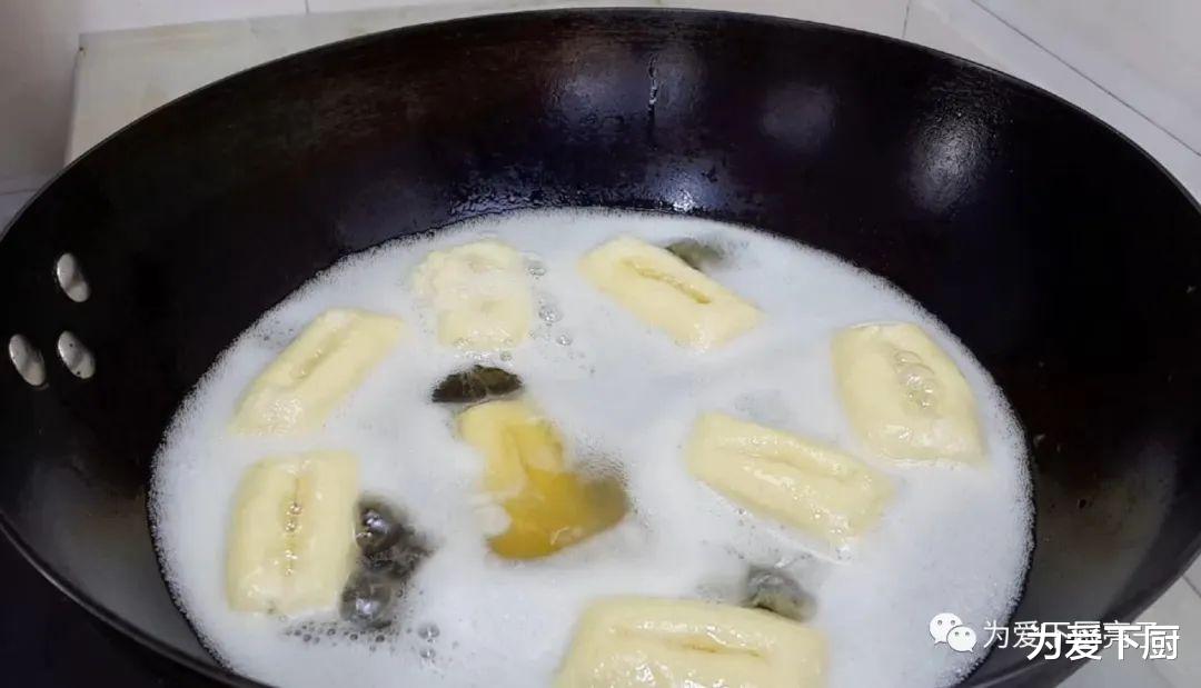 [鸡蛋]面粉别再烙饼了，加4个鸡蛋，又香又脆又松软，比饼干油条还好吃