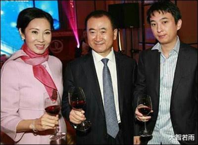 王健林|王思聪的妈妈有多厉害？令王健林佩服，王思聪12任女友被秒成渣