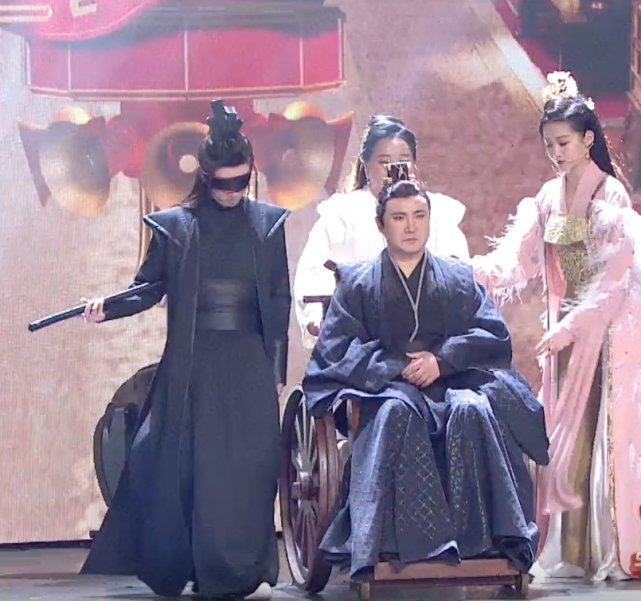 「关晓彤」关晓彤出场站错位,谁注意她调换位置的方式,难怪都说她机灵