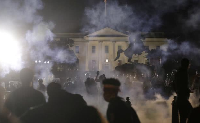 装甲车■开火了！装甲车开道62000名士兵武力镇压，特朗普称赞干得漂亮