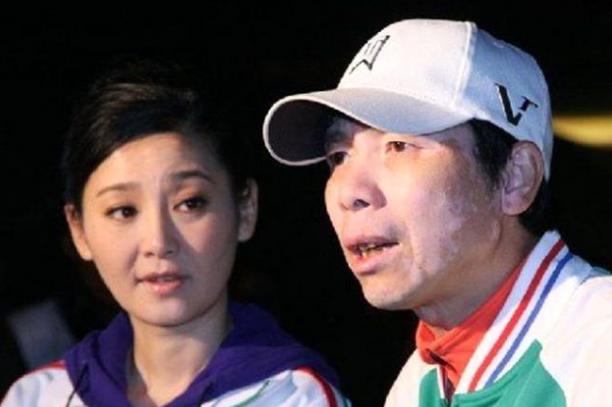 白癜风：导演冯小刚“白癜风”恶化, 身价不菲为何不治