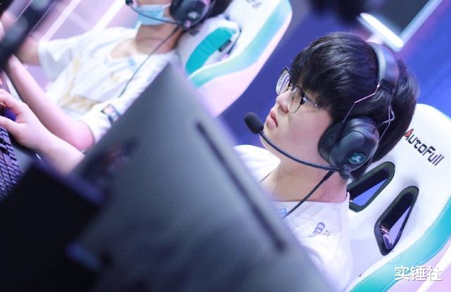 v5战队|V5打野成代练乱杀TES，解说直言滔搏下路成提款机！笑笑看懵了