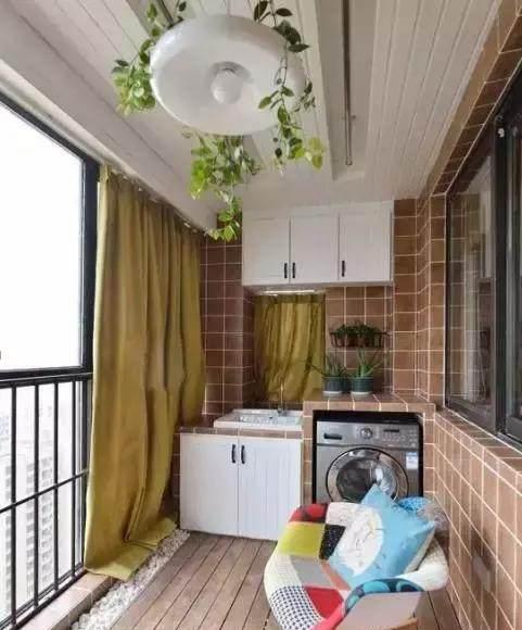 老婆在阳台腾出一平米, 做了个砖砌洗衣房, 实用又美观