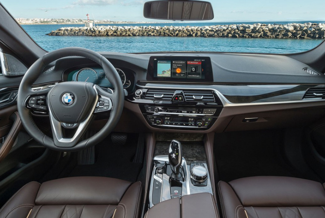 宝马5系▲从设计、动力、驾驶体验来说，宝马5系该怎么买？这是靠谱的回答