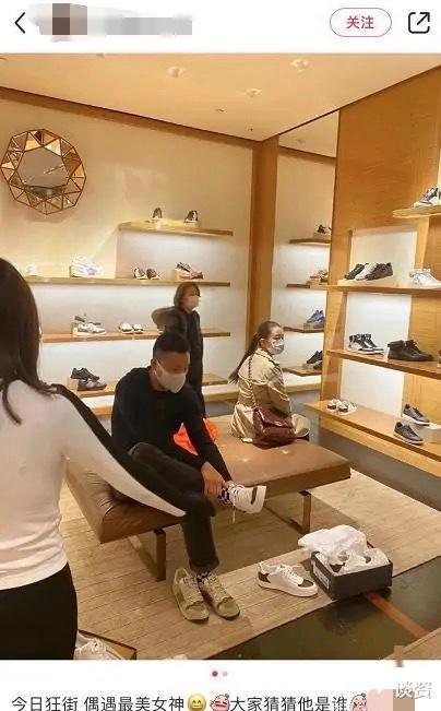 吉娜·爱丽丝|网友偶遇吉娜逛街不见郎朗，衣着随意似路人，6月孕肚不明显