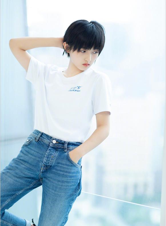 短发|张子枫终于换新发型，剪超短发干净又利落，这张脸太精致了