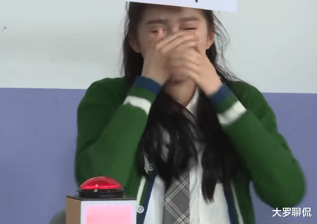 关晓彤|baby关晓彤同时扮学生，两人坐姿看出差距？结过婚就是不一样