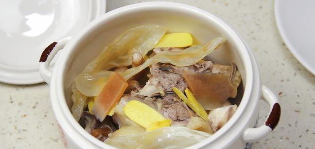 花胶|花胶鸡汤的做法,汤色金黄特别营养,老婆喝了补身子