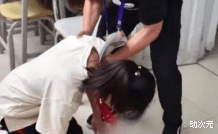 女孩|还记得那个“高考忘涂卡”，下跪求老师的女孩吗？如今下场引深思