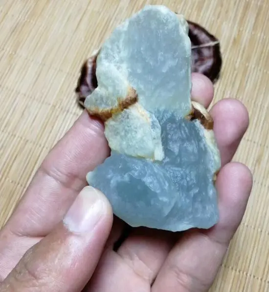 翡翠|3000拿下一块长条形的翡翠原石，还被朋友吐槽，成品出来真的是惊艳了！