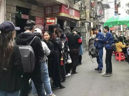 螺蛳粉|最任性螺蛳粉店，每天只卖100碗，周末从不开业，外地人：太正宗了