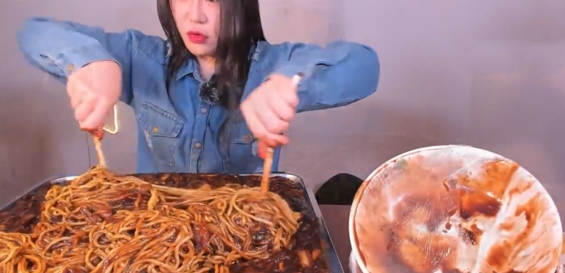 鸡汤@大胃王吃60斤“炸酱面”，端起盆子漏出马脚，网友：原来是套路！