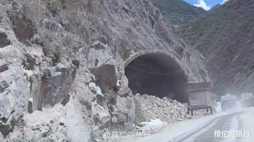 川藏公路|318川藏线芒康段，4小时惊险烂路，悬崖与泥石流夹击，尖石割轮胎