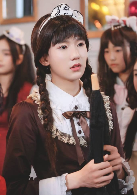 「乃万」《青你2》职业歌手乃万拿C，模样莫名眼熟，看到王源后：确定不是兄妹？