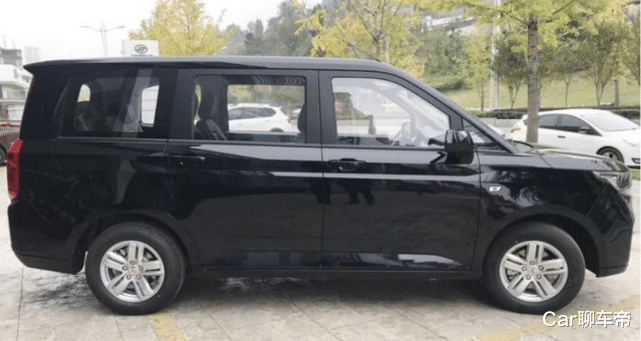 『五菱宏光』五菱宏光“黑骑士”太帅，6万多起内饰升级，轴距2米8配7座