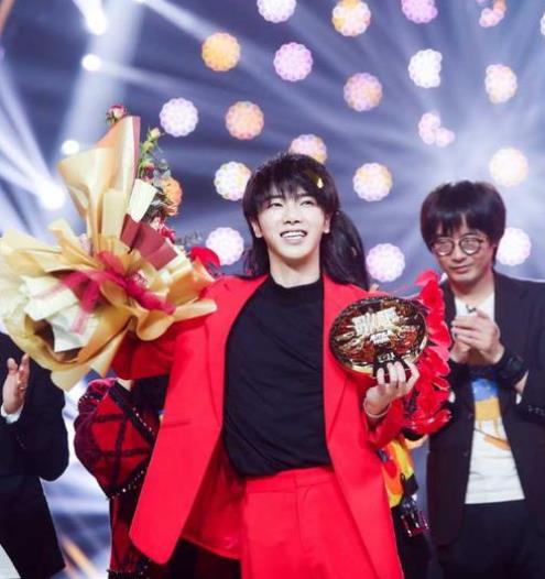 「我是歌手」《我是歌手》播到今年，从羽泉到华晨宇，总共8个冠军你服谁