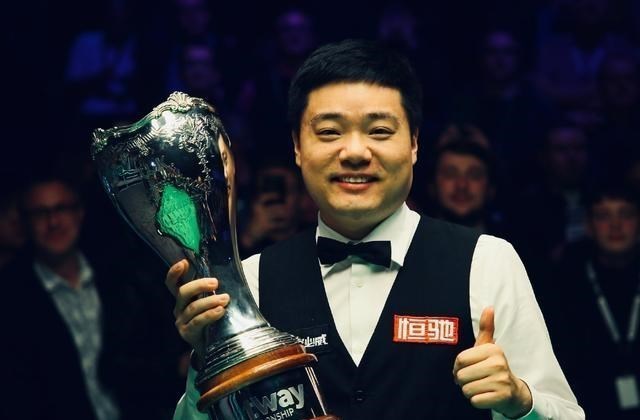 丁俊晖■发挥不稳定的他，本赛季的战绩远不如特鲁姆普，近日已回国