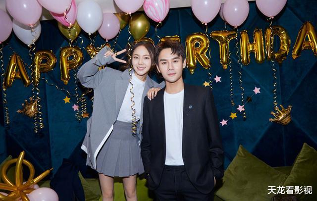 [张佳宁]王凯为张佳宁庆生，31岁张佳宁双马尾显嫩，网友：中国好老板