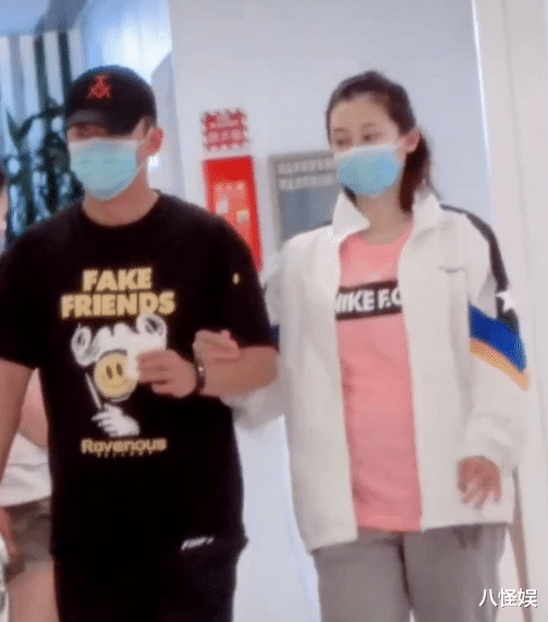 苗苗|学赵丽颖辟谣怀孕？苗苗豪宅花园大秀一字马，身姿依然优雅柔软