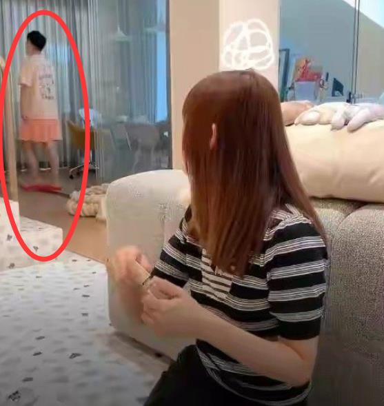 陈赫|张子萱在家开直播,不料陈赫在身后突然入镜,当画面拉近网友看傻眼