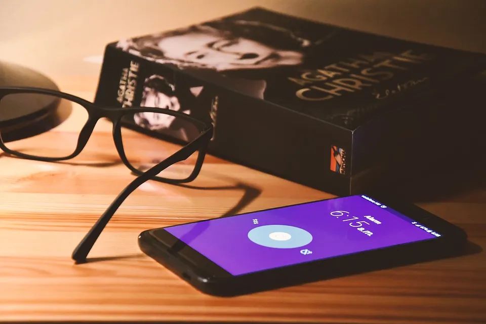 @卧室放不下床头柜，睡前眼镜、手机没处放？设计师家这样装，简直太棒！