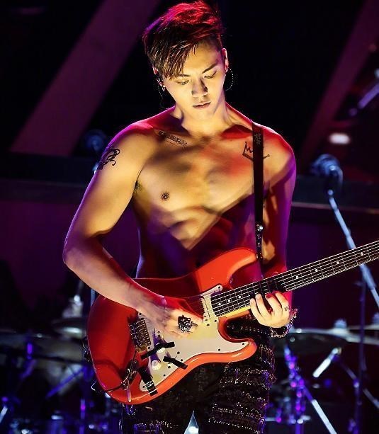 「戚薇」陈伟霆更新腹肌照，不穿衣服晒自拍血槽已空，身上纹身太抢镜！