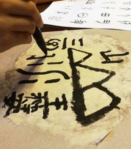 「高考作文」他用甲骨文写高考作文，名校破格录取，教授培养他两年后无奈辞职